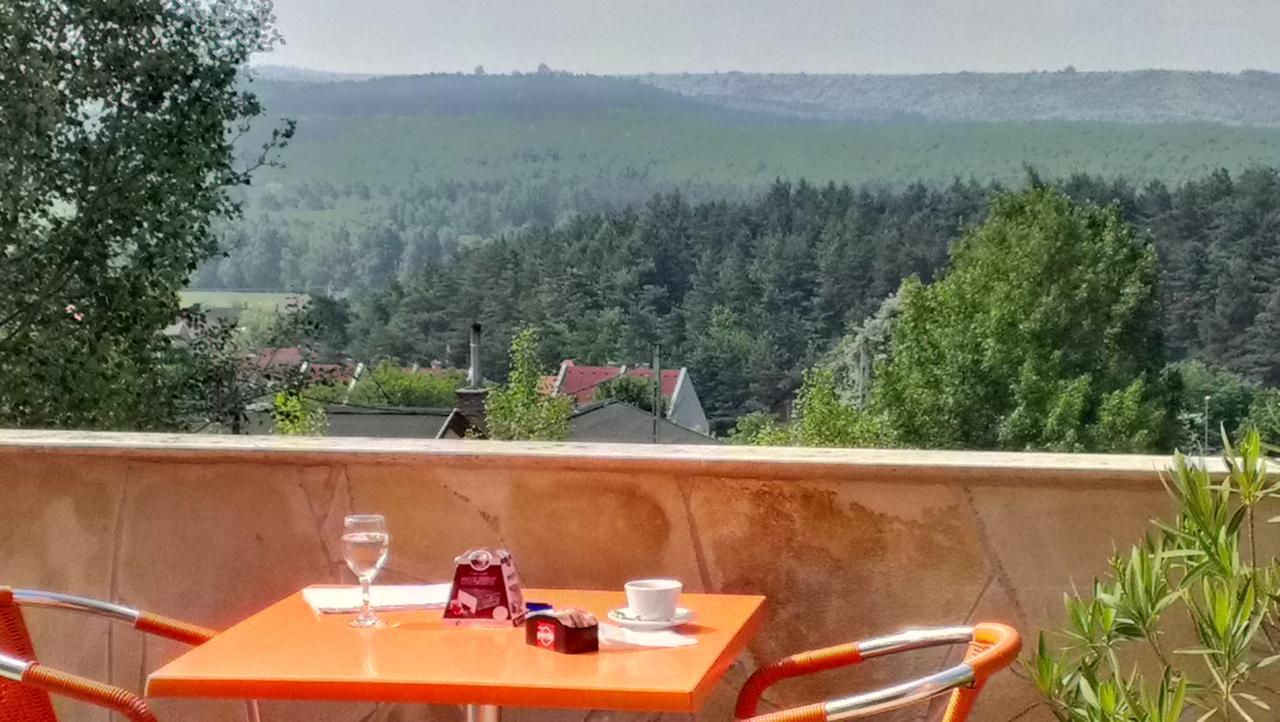 Tündérszikla Panzió Pilisjaszfalu Exterior foto